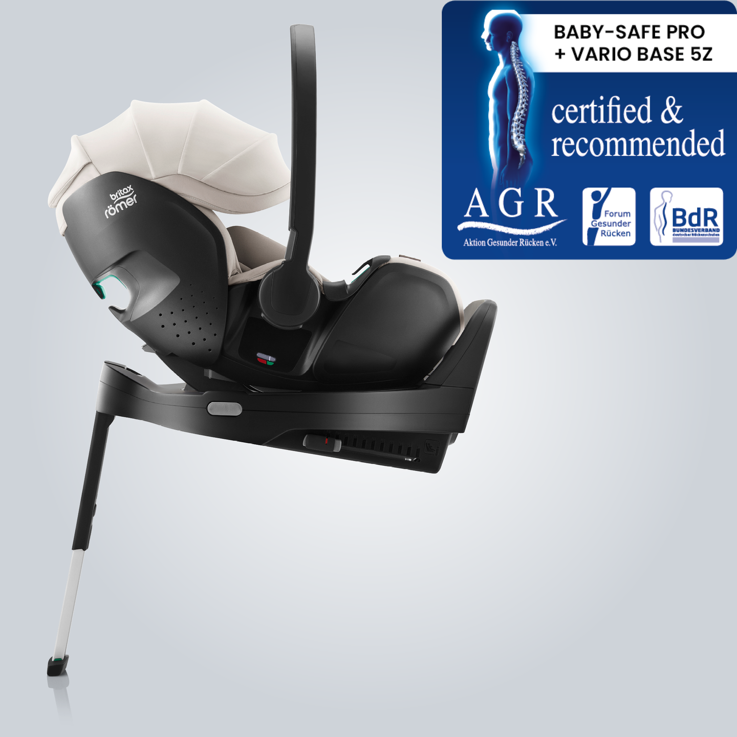 BABY-SAFE PRO babybilstol i Soft Taupe, montert p&aring; en ISOFIX-base med st&oslash;tteben, vist fra siden med Aktion Gesunder R&uuml;cken e.V. &laquo;Tested & Recommended&raquo;-merket.